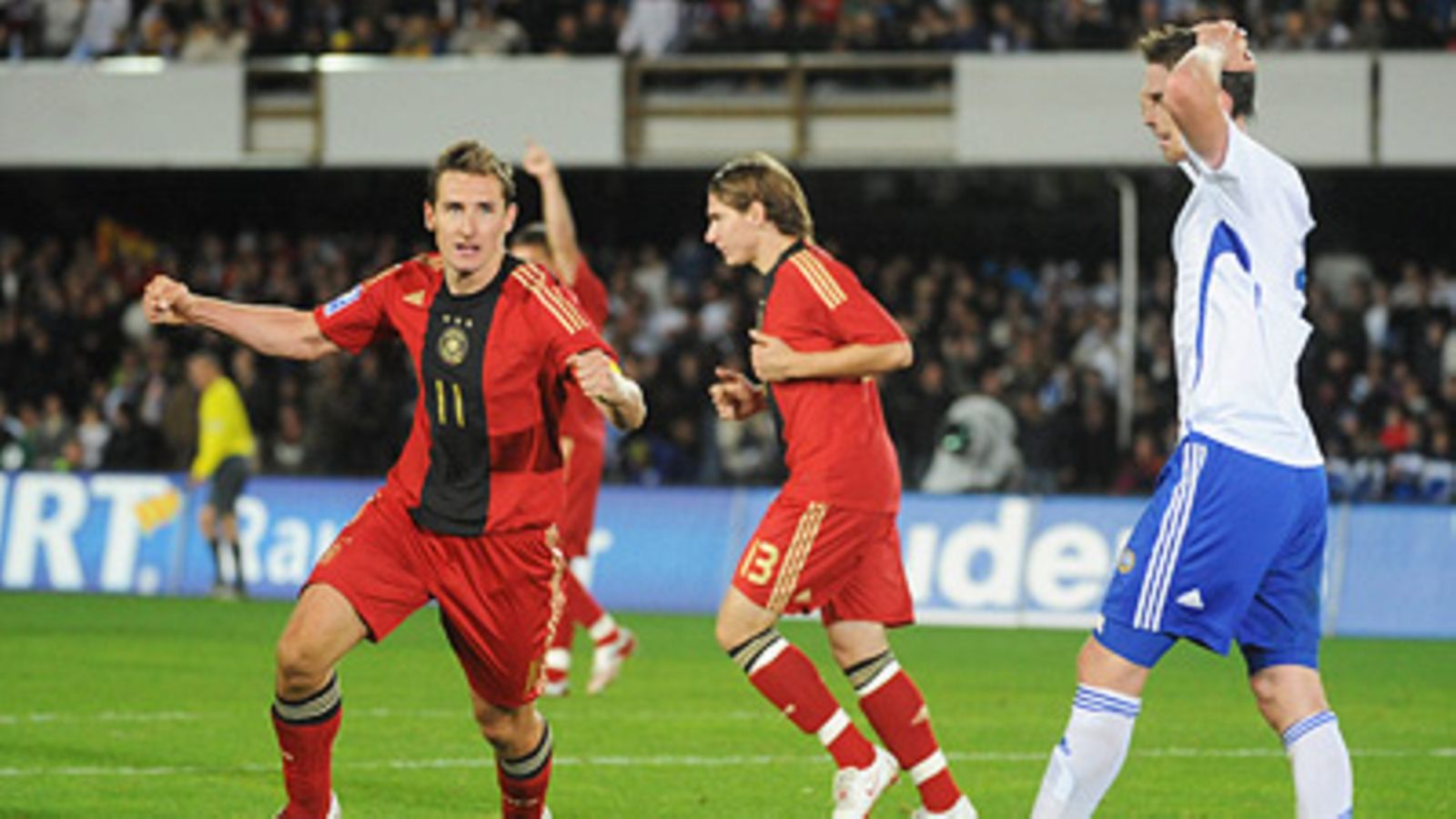 Suomi hukkasi kolme kertaa johdon Saksaa vastaan. Loppunumerot 3-3. Saksan maaleista vastasi hattutempun tehnyt Miroslav Klose.