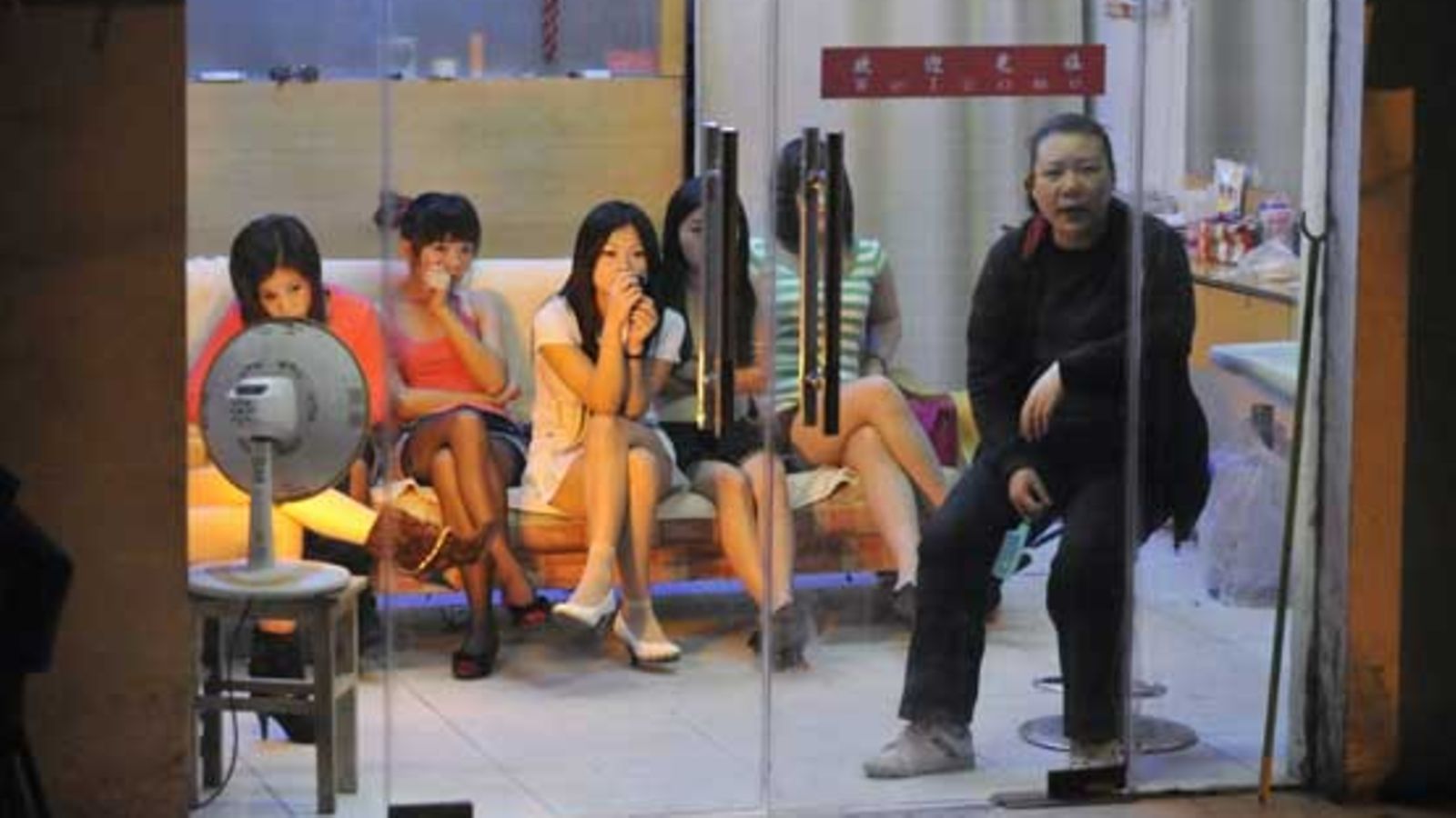 Prostituoidut odottavat asiakkaitaan Shanghaissa.