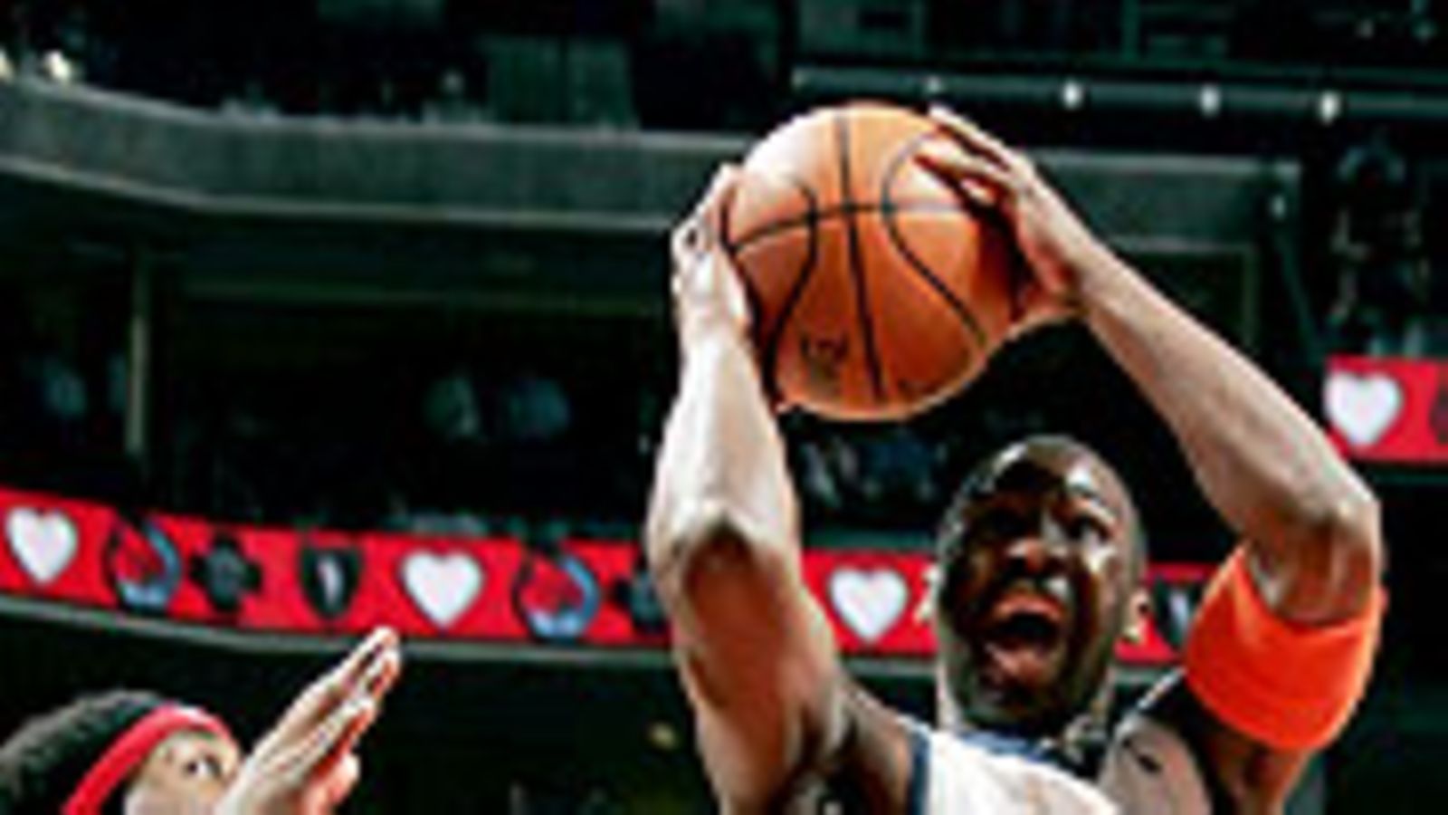 John Salmons ja Raymond Felton (Kuva: Kent Smith/NBAE/Getty Images)