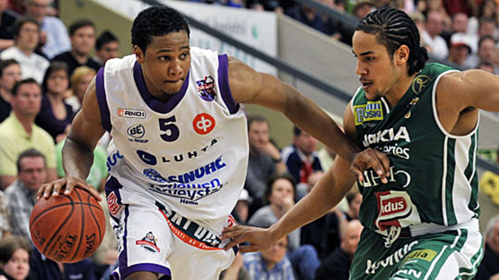 Jason Conley ohittaa Chanan Colmania. Kuva: Markku Ulander/LEHTIKUVA.
