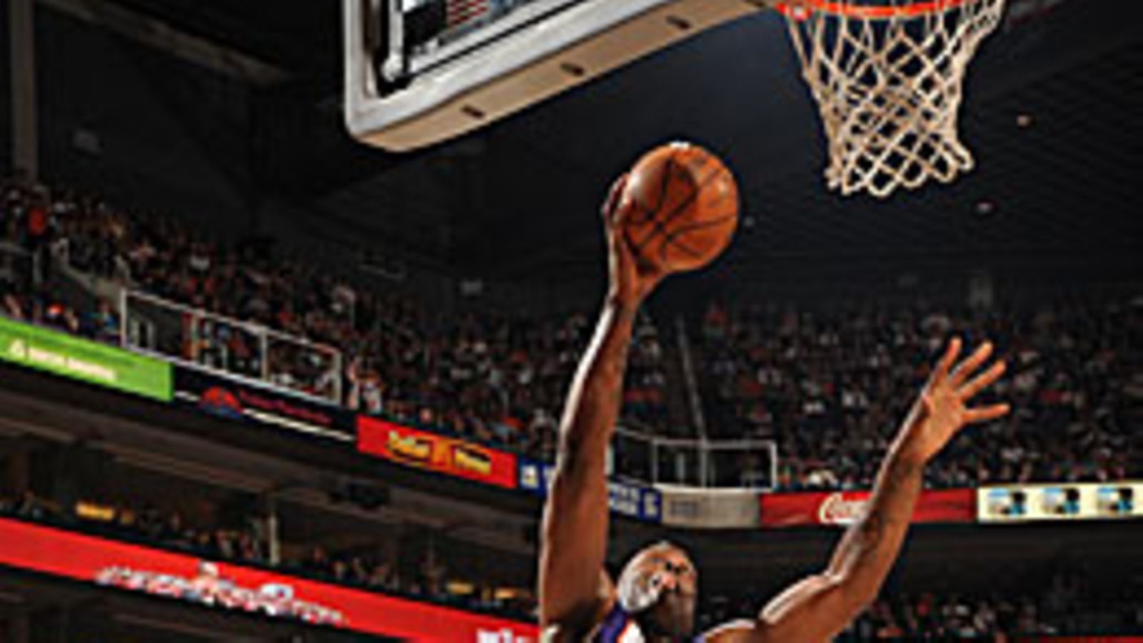 Shaquille O'Neal nousee korintekoon. Kuva: Andrew D. Bernstein/GETTY.