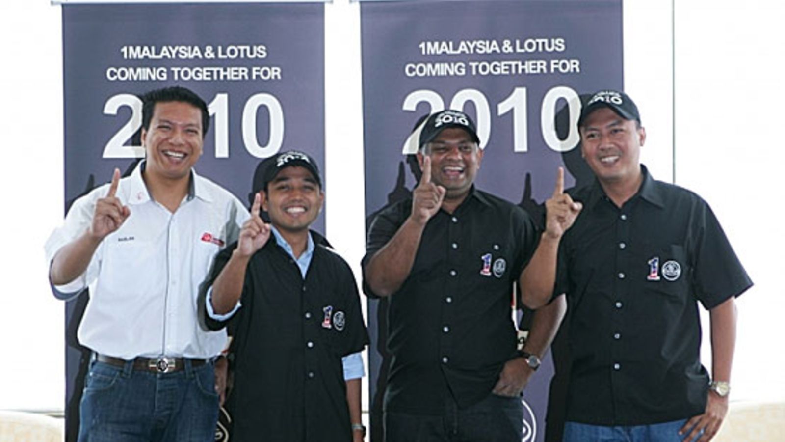 Lotuksen Razlan Razali (vas.), Riad Asmat, Tony Fernandes ja Mia Sharizman Ismail, kuva: Lotus
