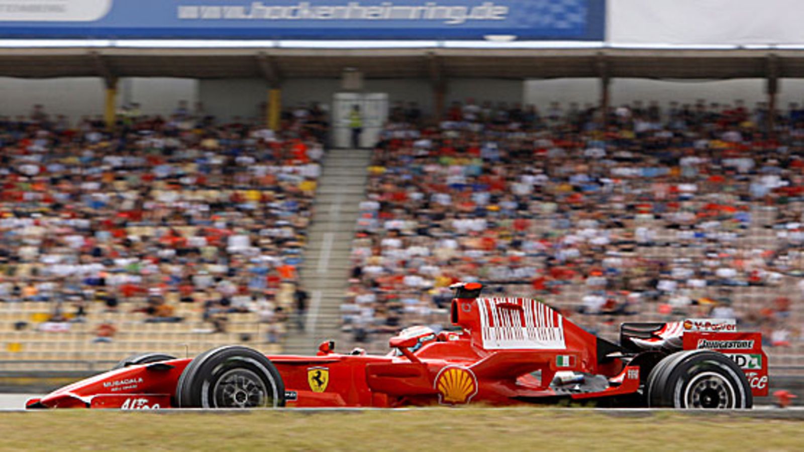 Kimi Räikkönen vauhdissa kesällä Hockenheimissa. Kuva: Robert ghement/EPA.