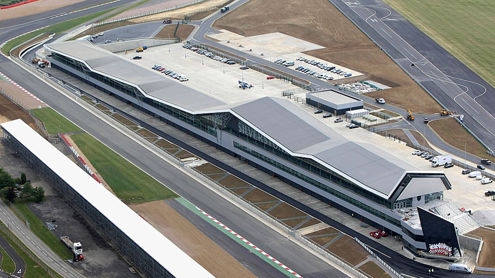 Silvestonen F1-radan uusi varikko.
