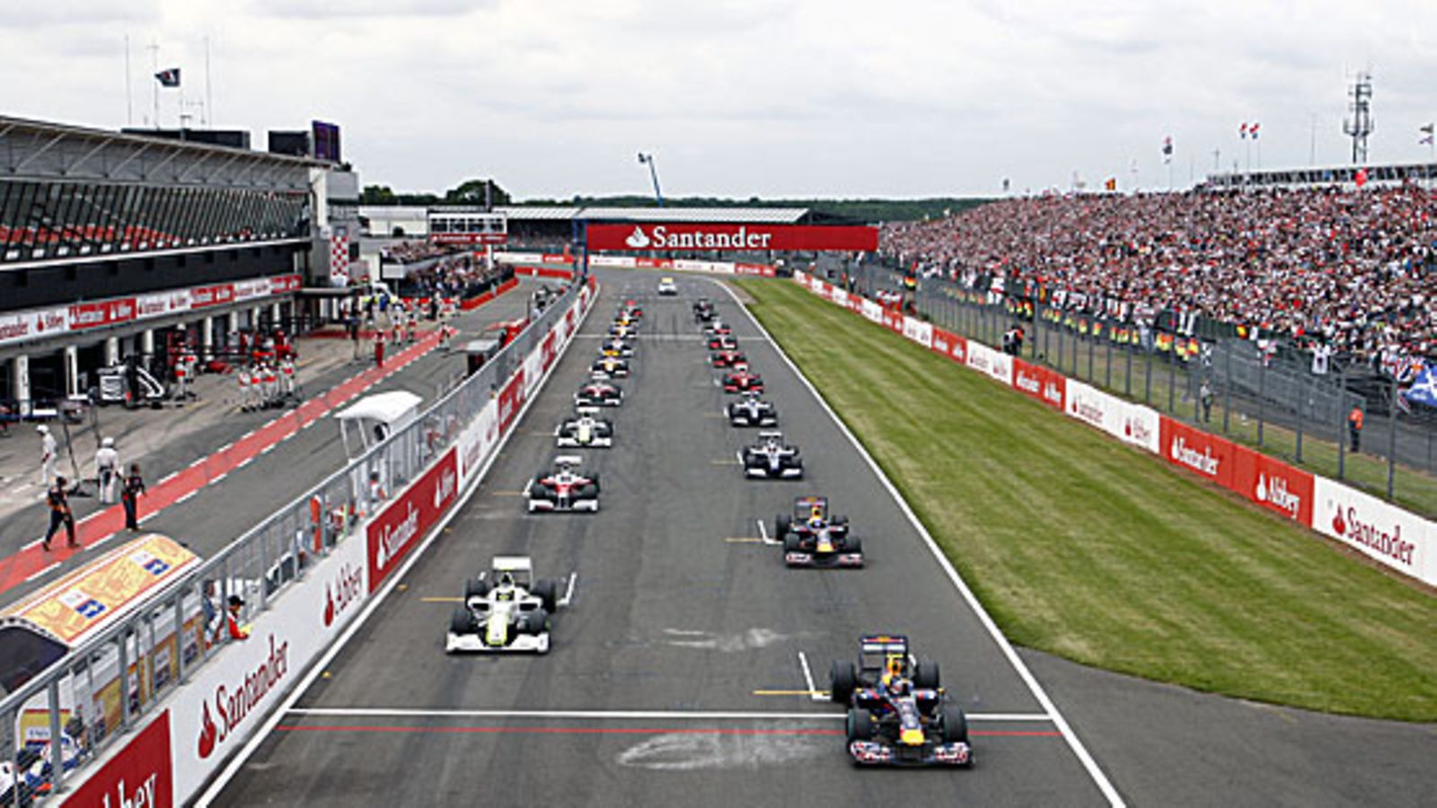 Silverstonen radan lähtösuora 2009. Kuva: GETTY IMAGES.