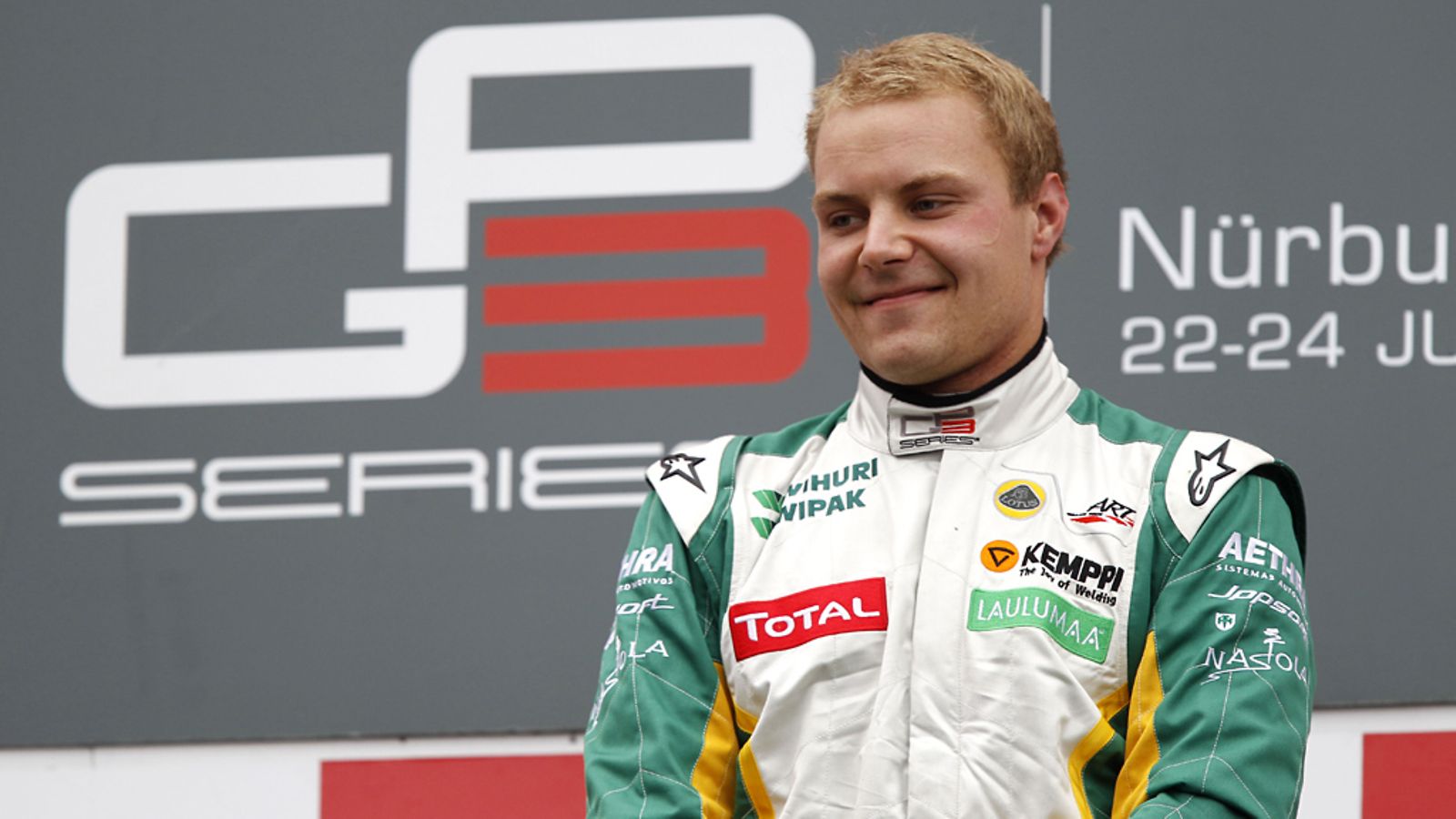 Valtteri Bottas GP3-voittonsa jälkeen palkintopallilla