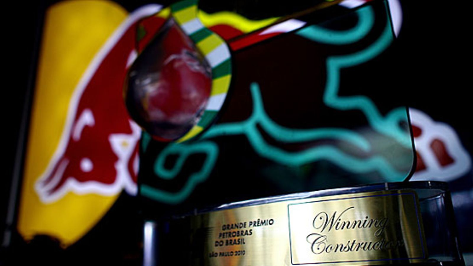 Red Bull varmisti valmistajien mestaruuden Brasiliassa.