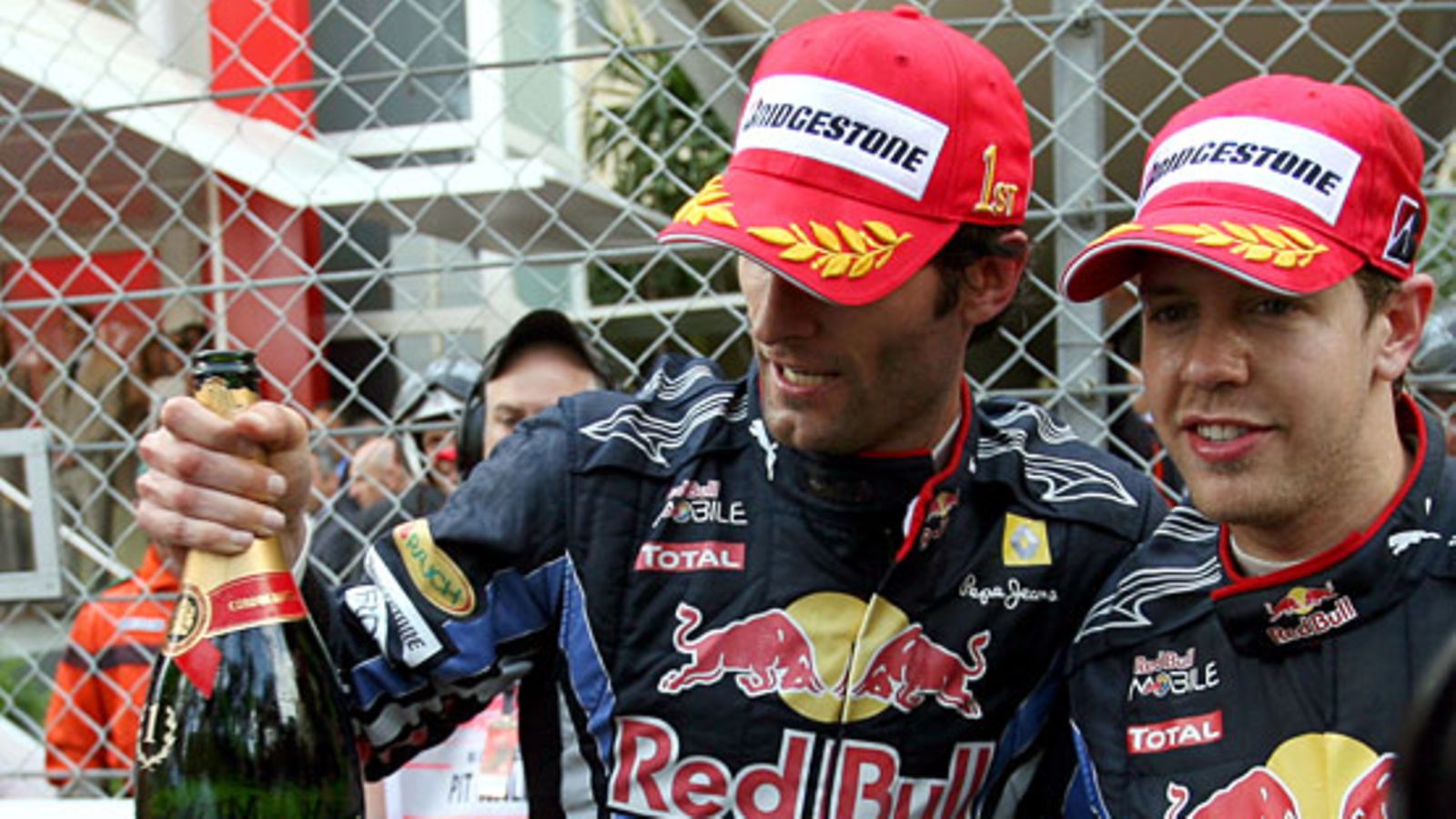 Mark Webber ja Sebastian Vettel, kuva: EPA/LAURENT CHARNIOUX