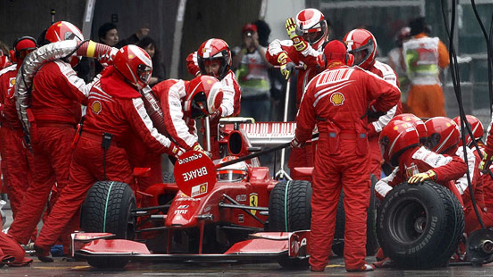 Kimi Räikkönen varikolla Kiinan GP:ssä (Kuva: EPA/DIEGO AZUBEL / POOL)