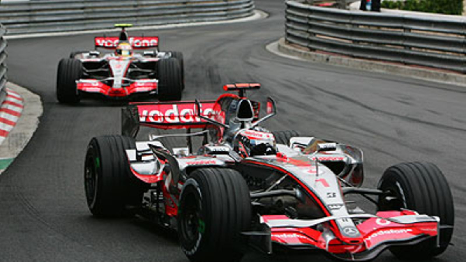 Fernando Alonso ja Lewis Hamilton Monacossa 2007. Kuva: Paul Gilham/GETTY.