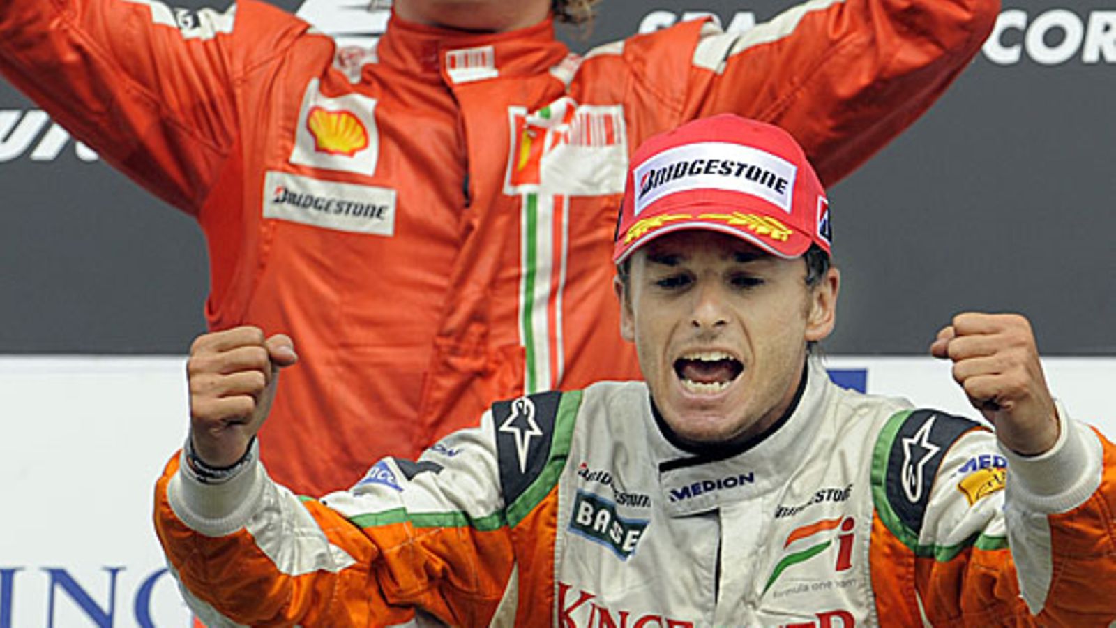 Giancarlo Fisichella  tuulettaa Span kisan podiumilla. Kuva: STF/EPA.