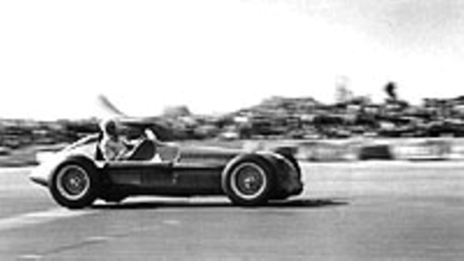 Giuseppe Farina matkalla historian 1. GP-voittoon (Photo:Allsport Hulton)