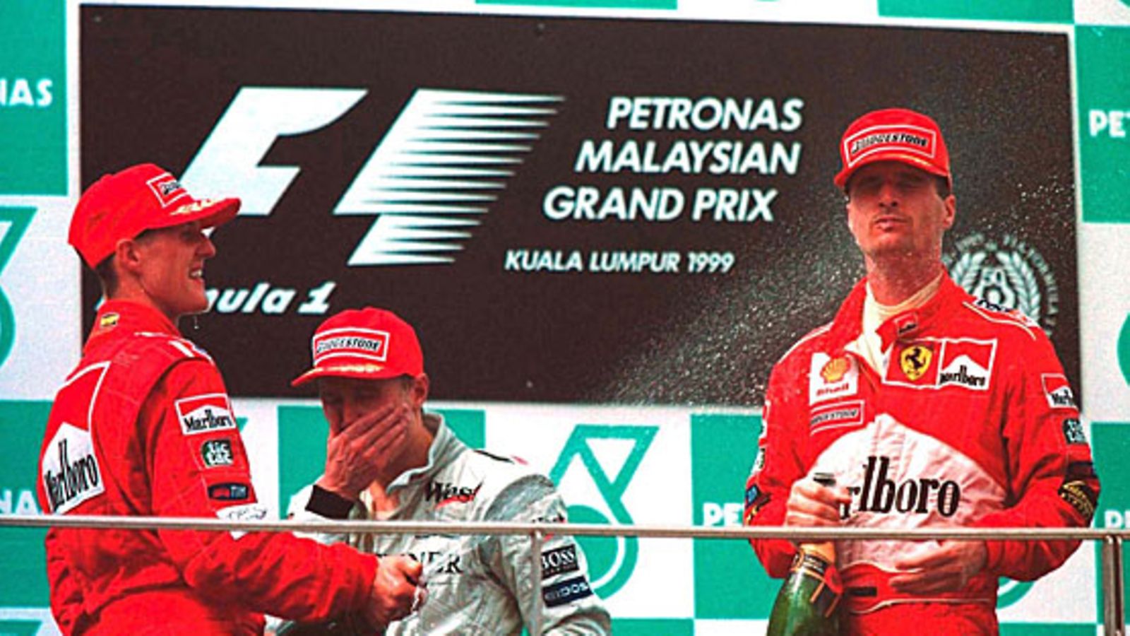 Ferrarin Michael Schumacher ja Eddie Irvine sekä McLarenin Mika Häkkinen, Malesia 1999, kuva: Andreas Rentz/Bongarts/Getty Images