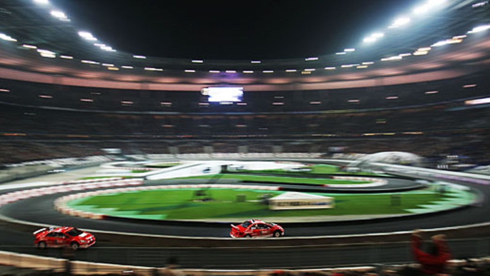 Heikki Kovalainen kaasuttelee voittoon Stade de Francen keinovalossa. Kuva: Bryn Lennon/GETTY.