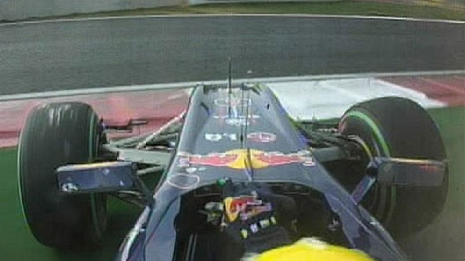 Mark Webber pyörähtää, kuva: MTV3