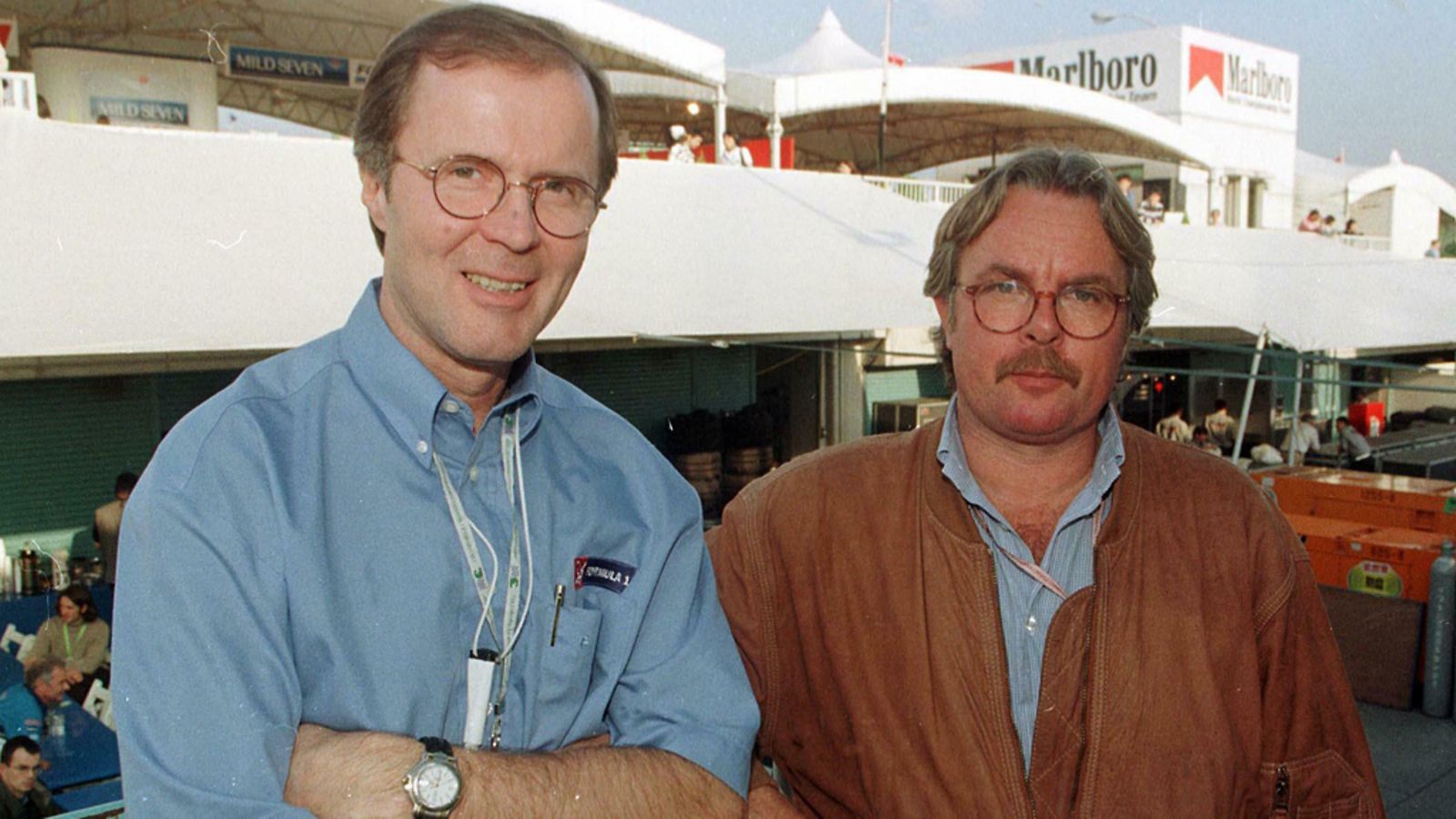 MTV3:n pitkäaikainen F1-selostaja Matti Kyllönen ja Keke Rosberg vuonna 1998.