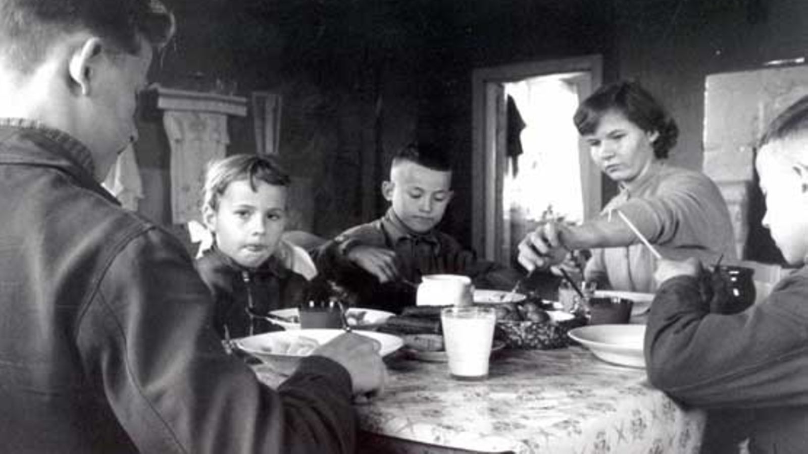 Maatalon perhe aterialla vuonna 1958, jolloin Suomi ajautui laman kouriin.