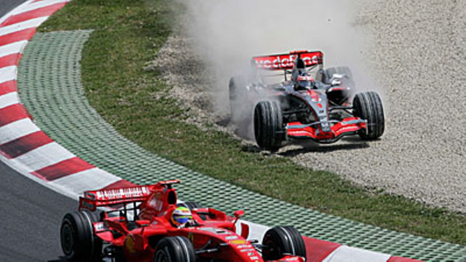 Felipe Massa ja Fernando Alonso Espanjan GP:n avausmutkassa, kuva: Vladimir Rys/Bongarts/Getty Images