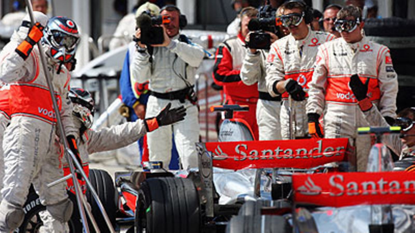 Fernando Alonso ja Lewis Hamilton samanaikaisesti varikolla, kuva: Mark Thompson/Getty Images