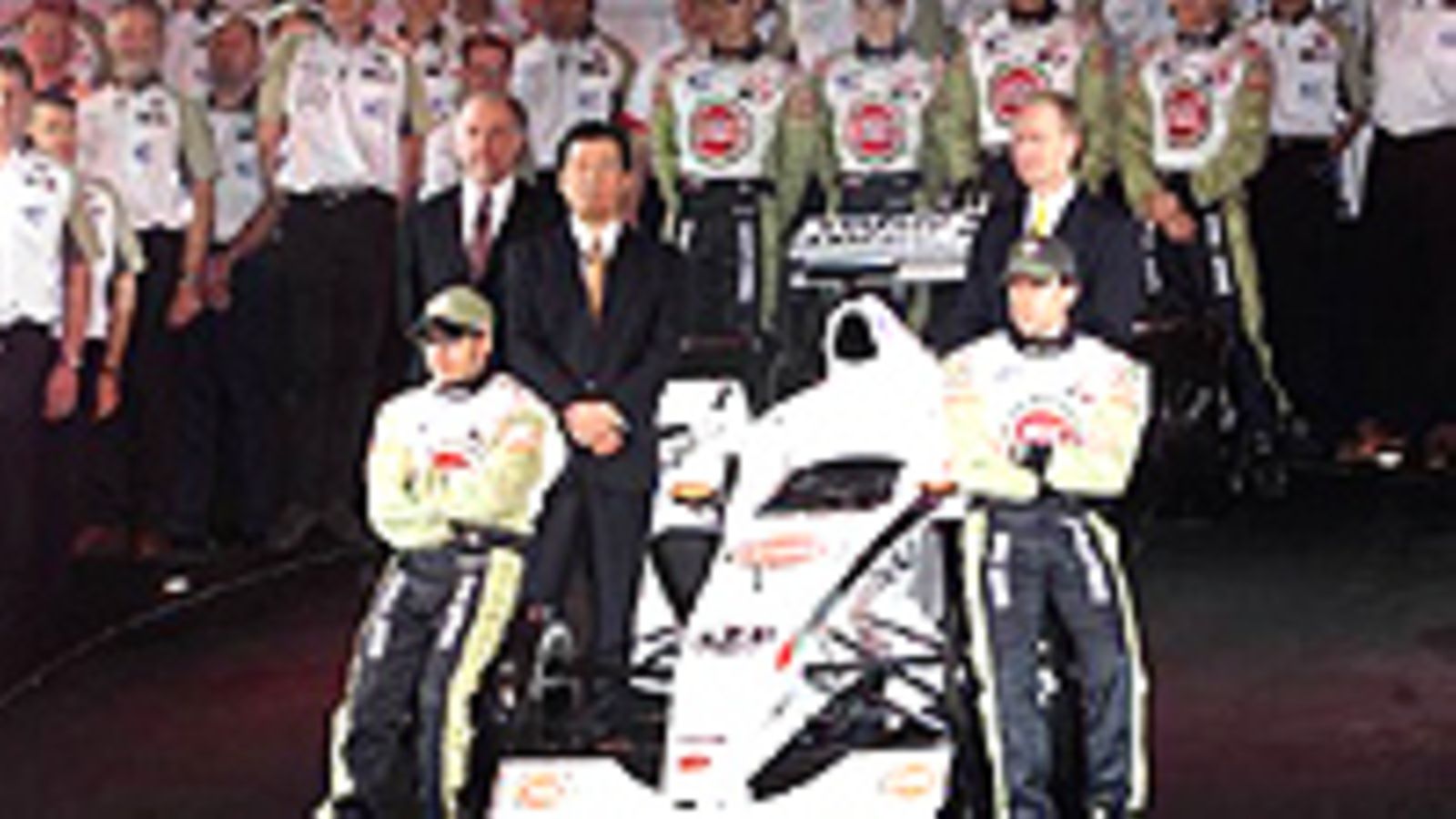 BAR-tallin auto 2002 ja kuljettajat Villeneuve & Panis (Clive Mason/ALLSPORT)