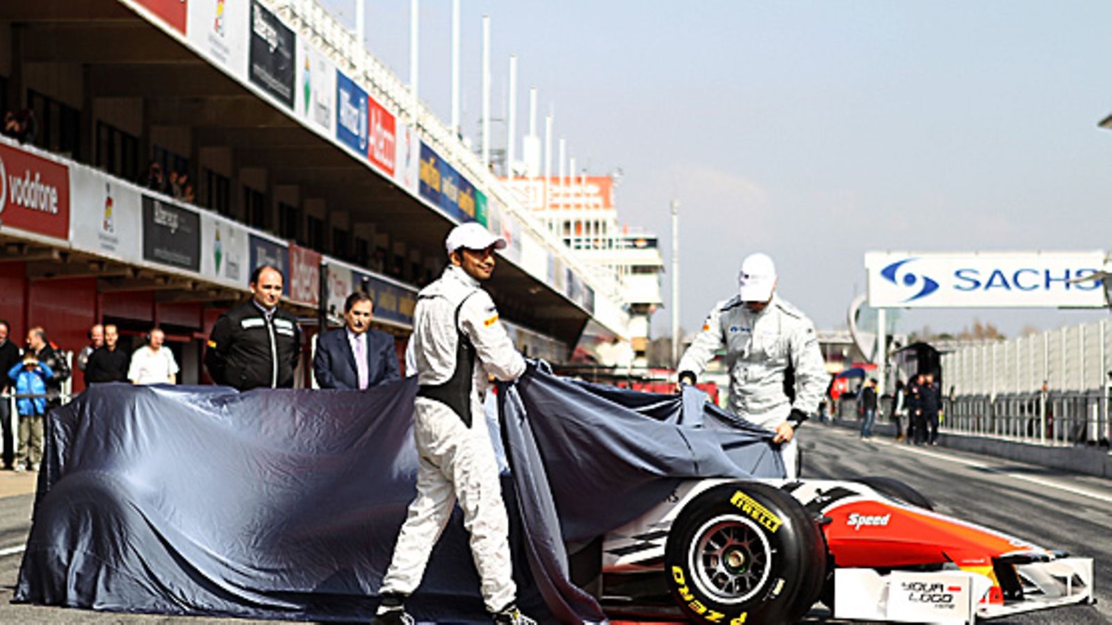 Narain Karthikeyan ja Vitantonio Liuzzi paljastivat auton Barcelonan varikolla