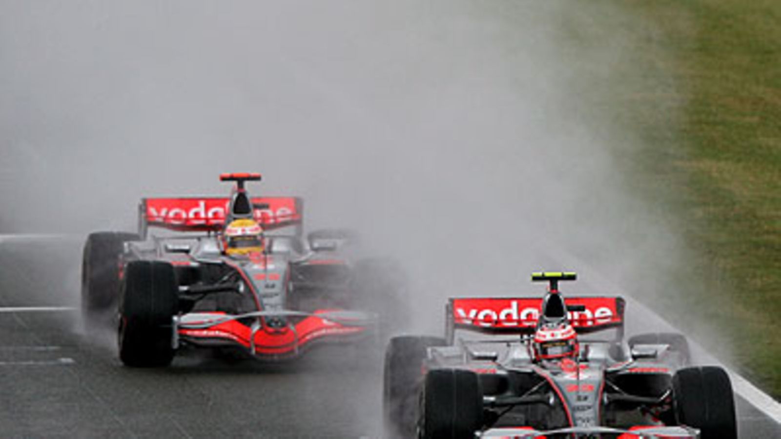 Heikki Kovalainen ja Lewis Hamilton, kuva: EPA/JENS BUETTNER