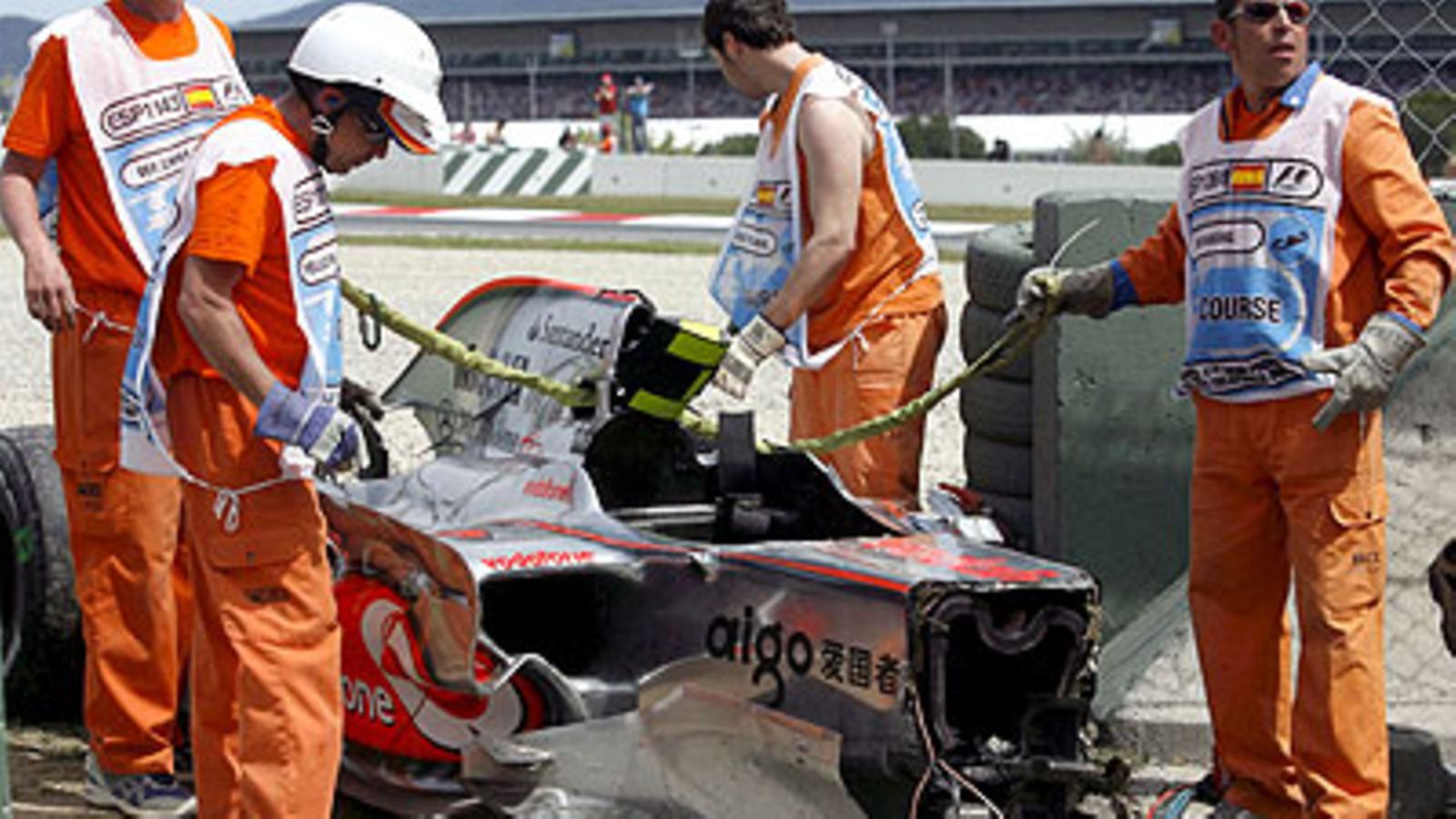 Heikki Kovalaisen romuttunut McLaren, kuva: EPA/TONI ALBIR