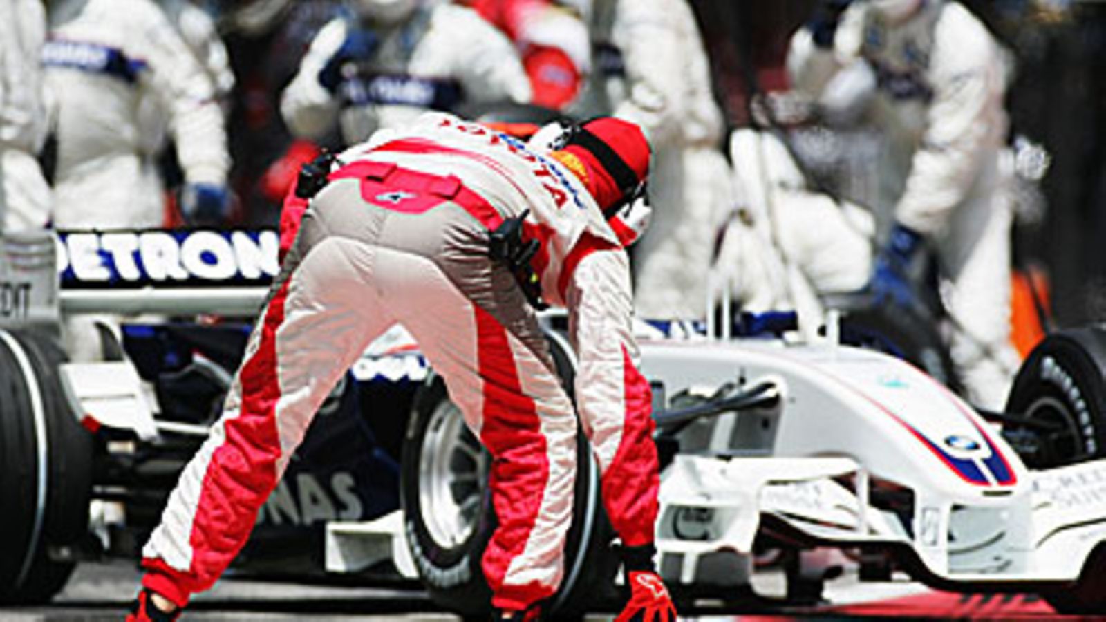 Nick Heidfeld lähdössä varikolta Kuva: Paul Gilham/Getty Images Sport