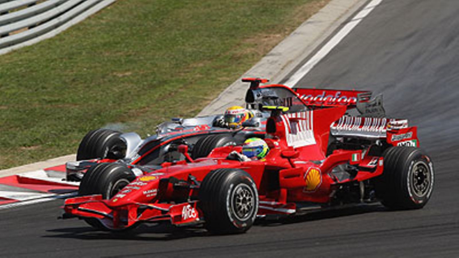 Felipe Massa ohittaa Lewis Hamiltonin, kuva:  Mark Thompson/Getty Images