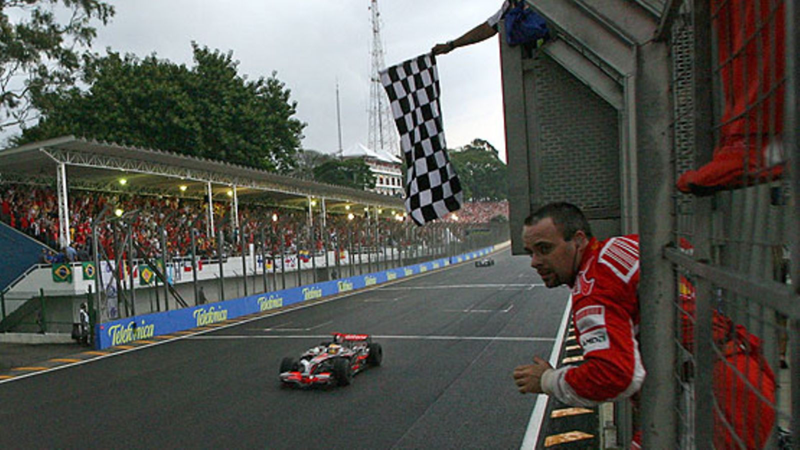 Lewis Hamilton, kuva: EPA/ROLAND WEIHRAUCH