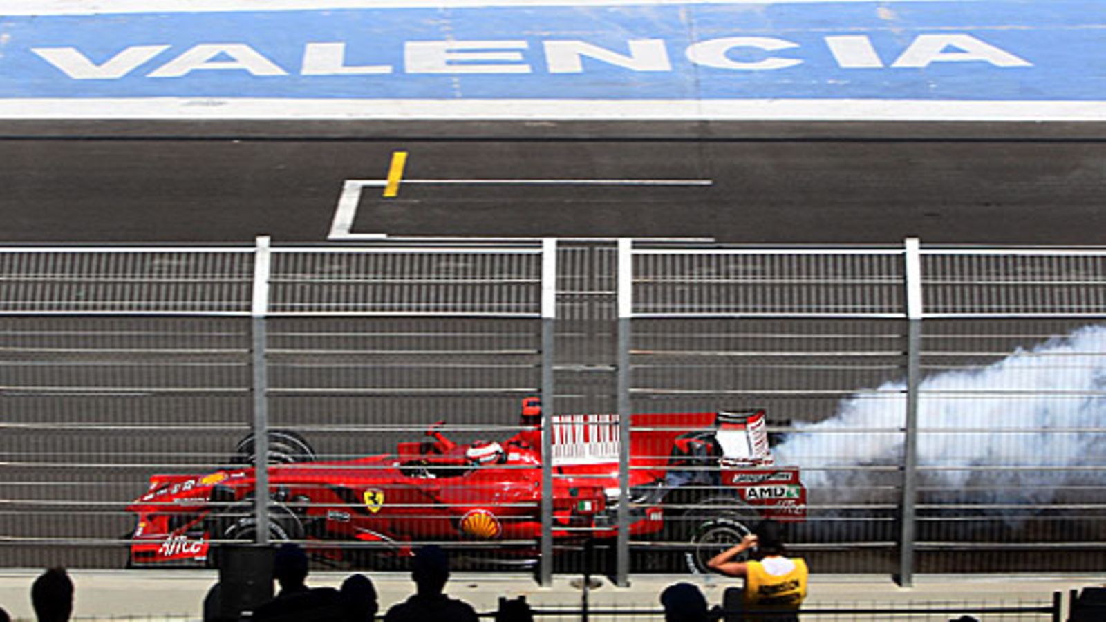 Kimi Räikkösen Ferrari savuttaa Euroopan GP:ssä, kuva: Jasper Juinen/Getty Images