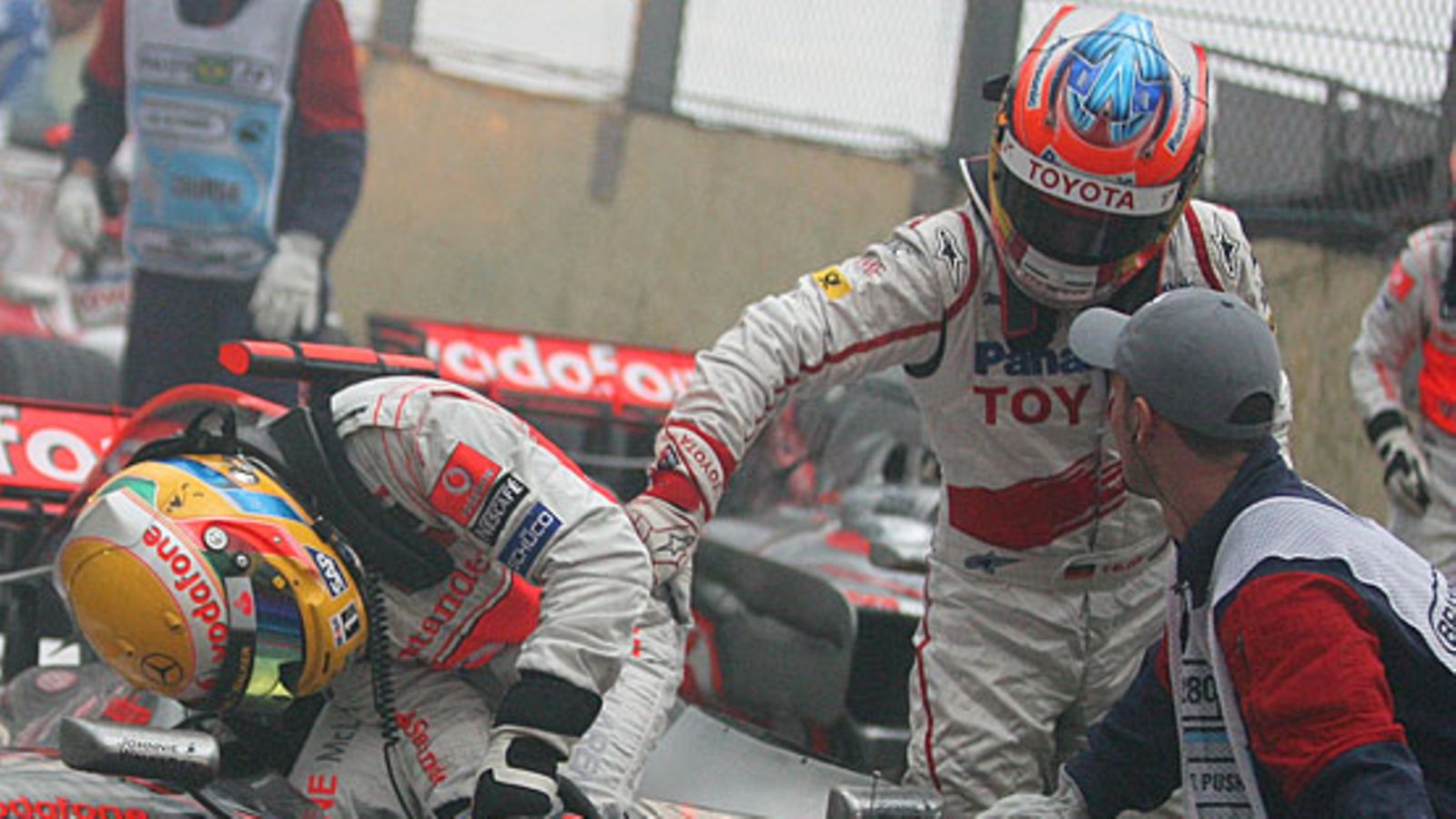 Lewis Hamilton ja Timo Glock, kuva: EPA/ROLAND WEIHRAUCH