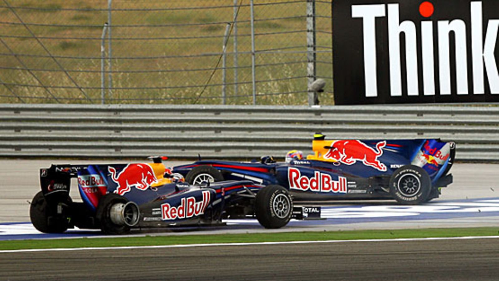 Sebastian Vettel ja Mark Webber, kuva:  EPA/LUBOMIR ASENOV