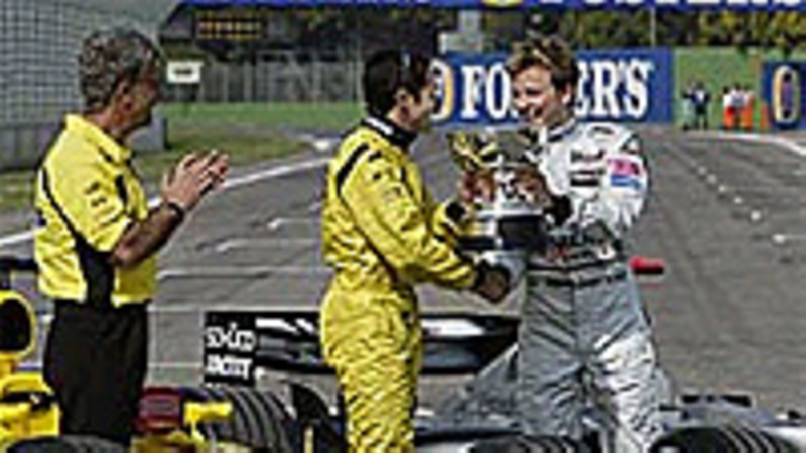 Kimi ojentaa Fisichellalle voittopystin, Photo: Antti Puskala