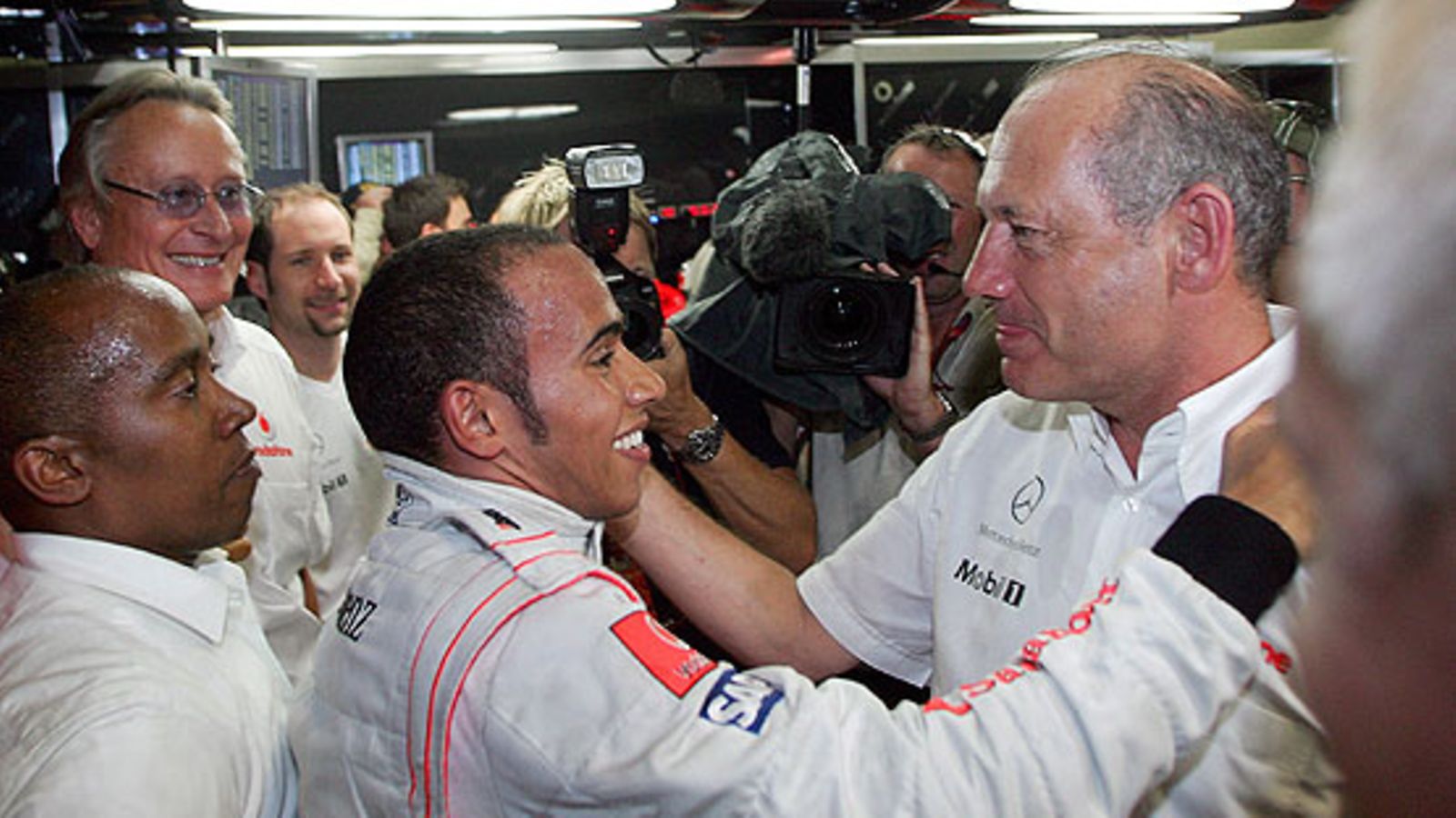 Anthony ja Lewis Hamilton sekä Ron Dennis, kuva: EPA/ROLAND WEIHRAUCH