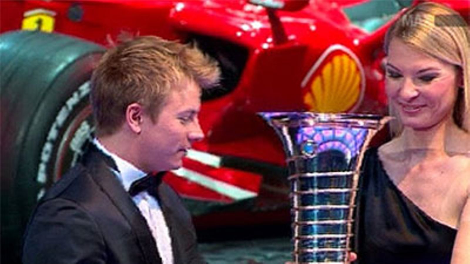 Kimi Räikkönen saa MM-pokaalin, kuva: MTV3