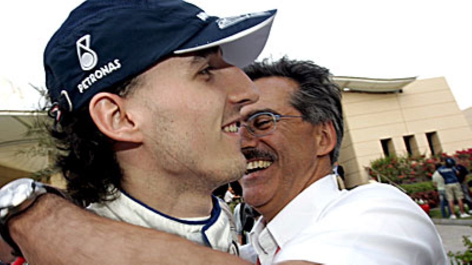 Robert Kubica ja Mario Theissen, kuva: EPA/FELIX HEYDER