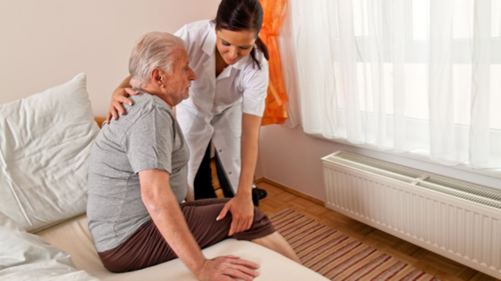 Parkinsonin tautiin liittyy liikkeiden hidastuminen ja tyypillinen lihasjäykkyys.