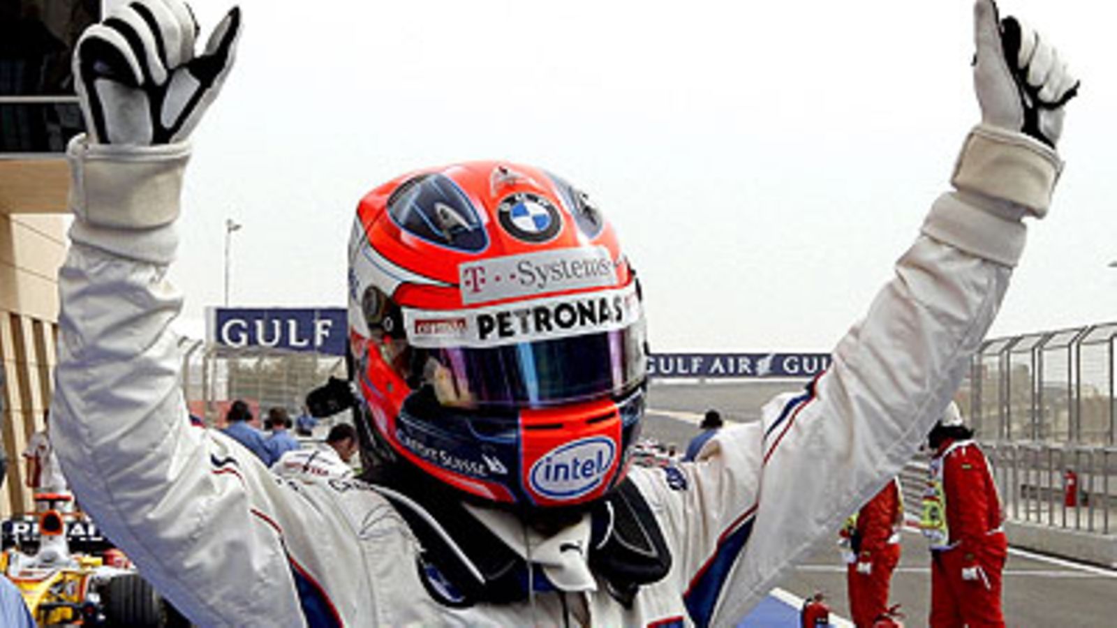 Robert Kubica (Kuva:   Image number: 00000101305325  Photographer: KERIM OKTEN show all images of this author  Date created: 05.04.2008  Caption: epa01305325 Polish Formula One driver Robert Kubica of BMW Sauber celebrates after taking the pole position at the qualifying session at the Sakhir circuit, near Manama, Bahrain, 05 April 2008. The Formula One Grand Prix of Bahrain will take place on 06 April 2008. EPA/KERIM OKTEN)