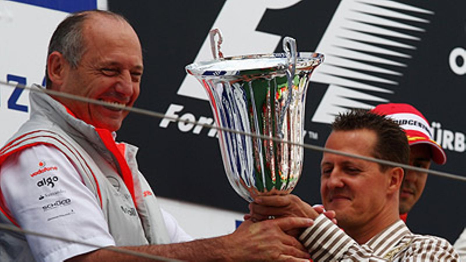 Ron Dennis saa voittopokaalin Michael Schumacherilta, kuva: Mark Thompson/Getty Images