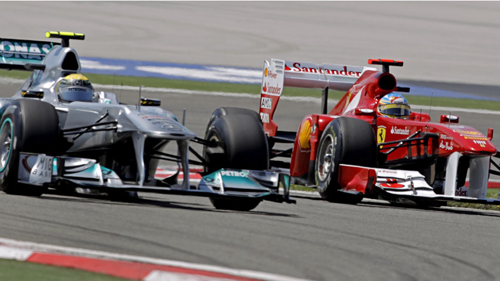 Nico Rosberg ja Fernando Alonso rinnakkain