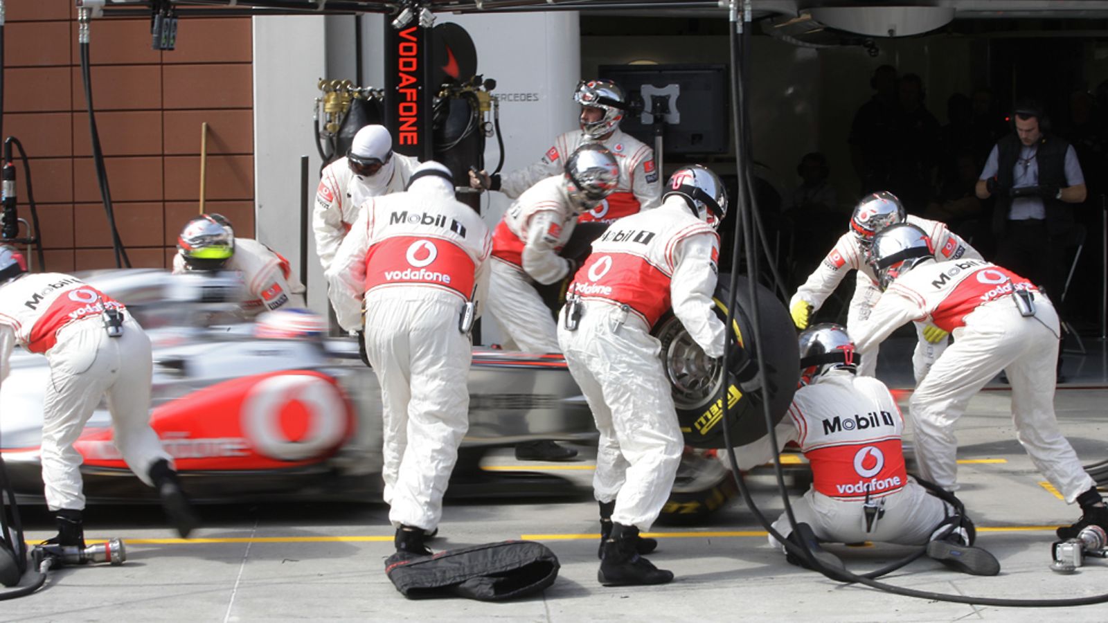 Jenson Button lähtee matkaan varikolta