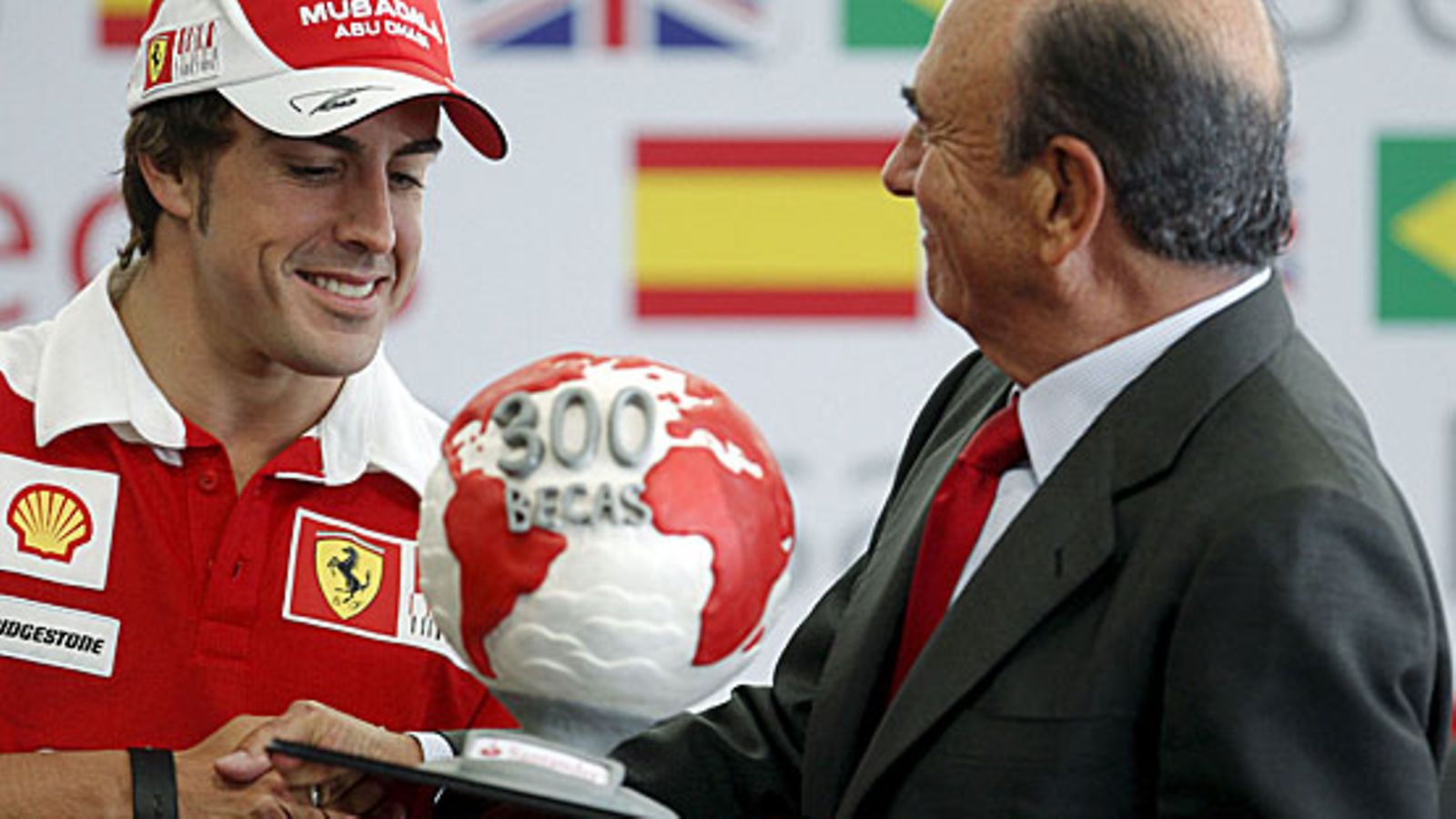 Fernando Alonso ja Santander-pankin johtaja Emilio Botin, kuva: EPA/Kai Försterling