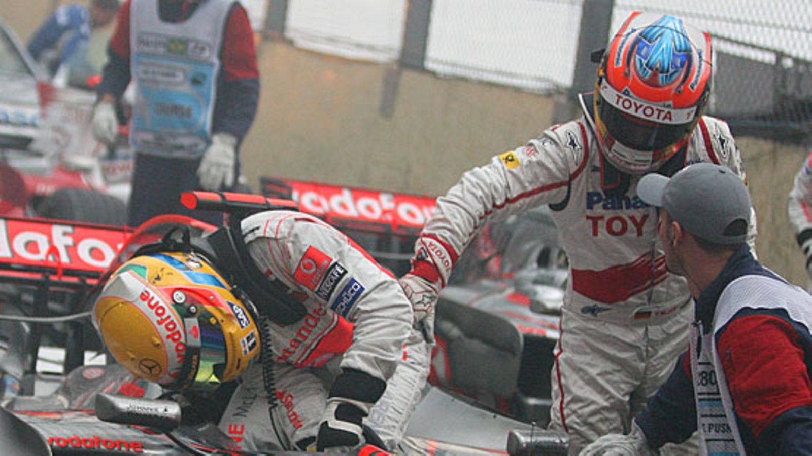 Timo Glock (vas.) onnittelee Lewis Hamiltonia. Kuva: Roland Weihrauch/EPA.