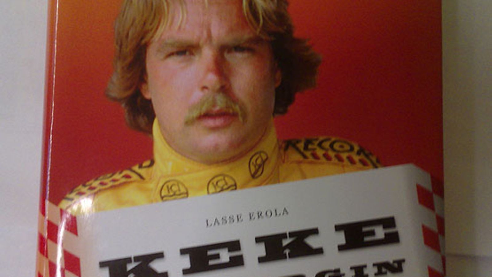 Keke Rosbergin elämä ja ajot kirjan kansi