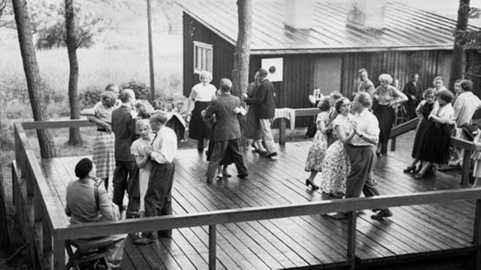 Lavatanssitunnelmaa Hevossalmella juhannuksena vuonna 1953.