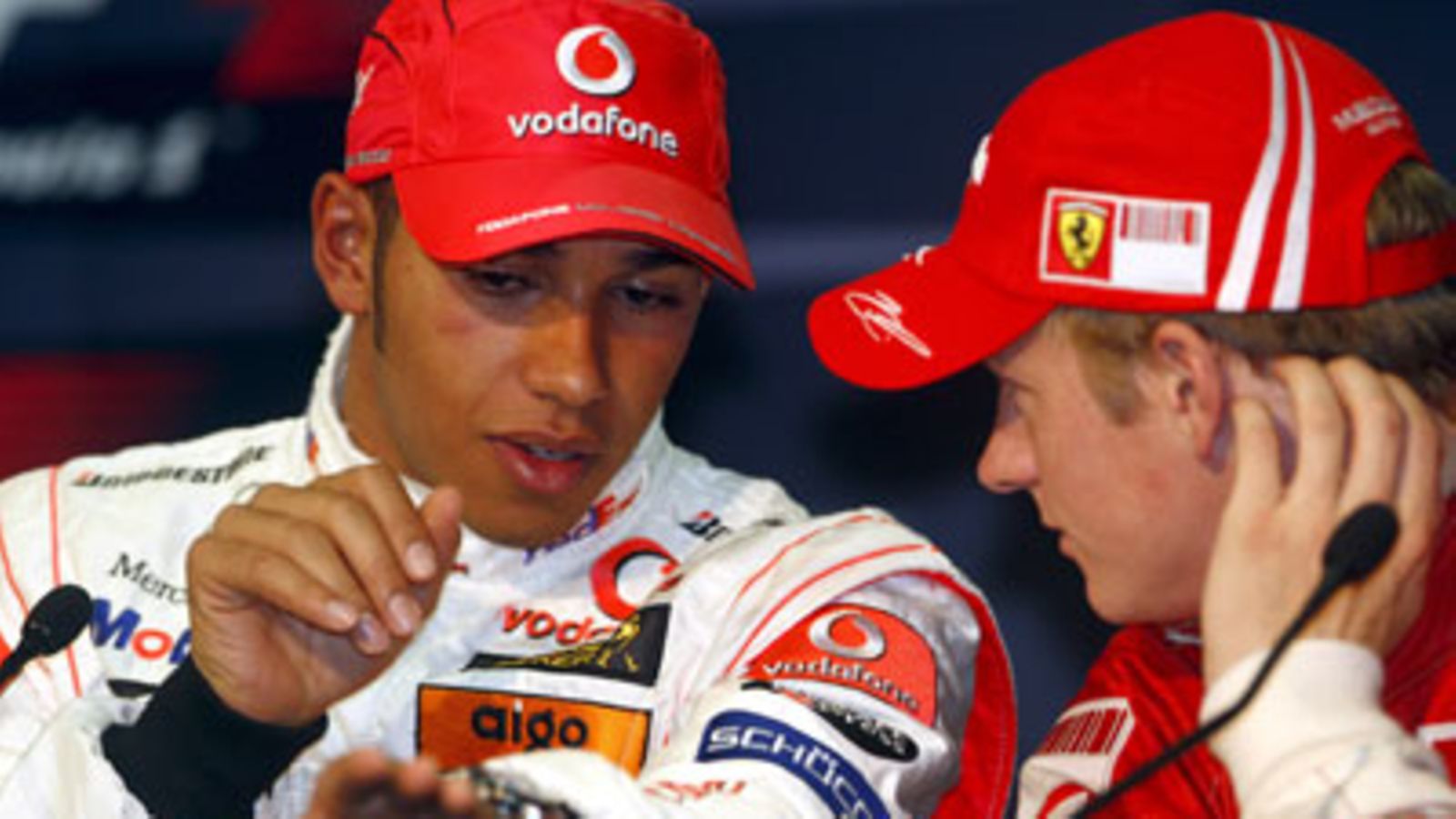 Hamilton ja Räikkönen kertaavat kisatapahtumia.