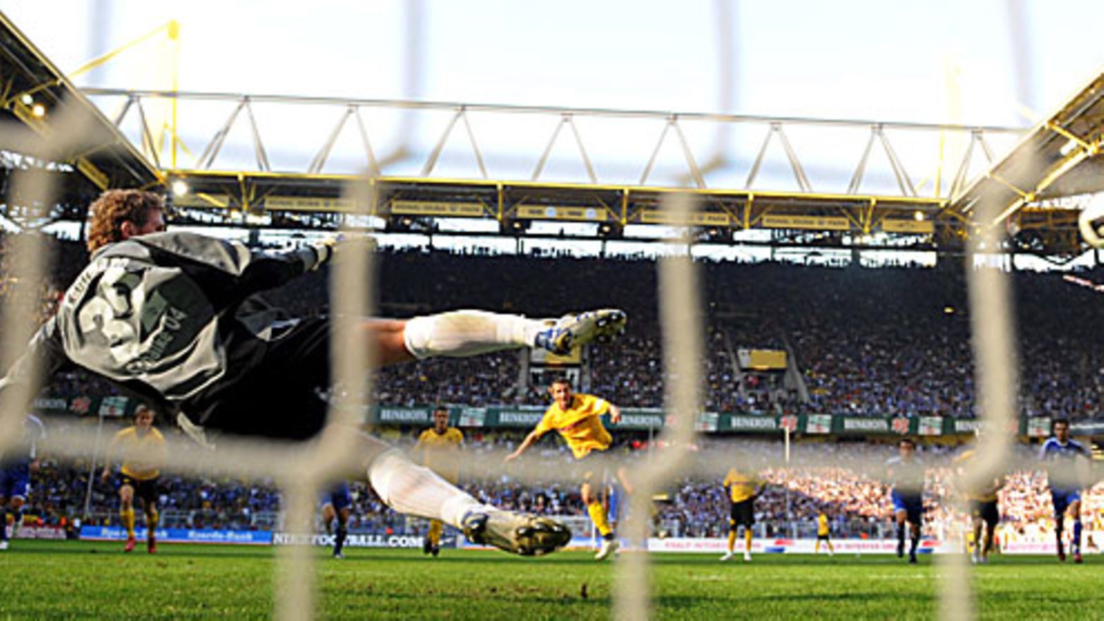 Alexander Frei laukoo pilkulta 3-3-tasoituksen, kuva: Getty Images
