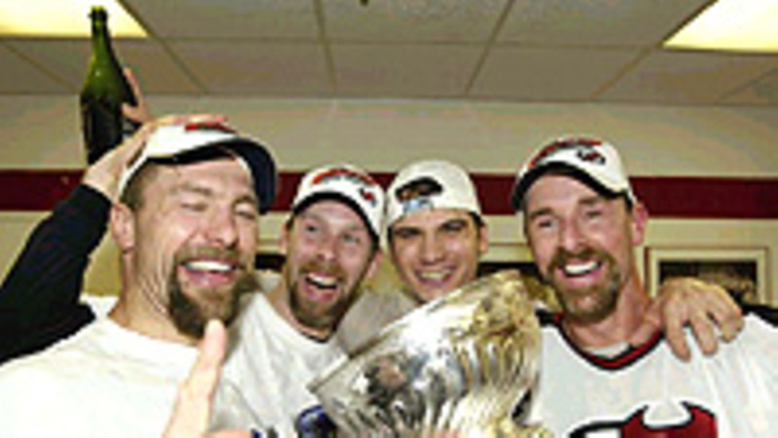 New Jerseyn pelaajat juhlivat Stanley Cup -voittoa 2003 (Elsa/Getty Images/NHLI)