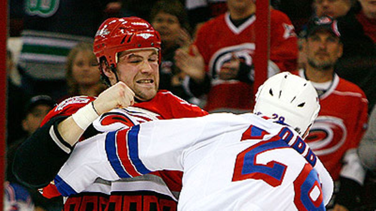 Wade Brookbank (vas.) ja Colton Orr, kuva: Kevin C. Cox/Getty Images